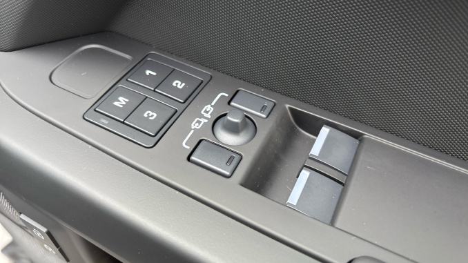 Land Rover Defender 3.0 D350 X-Dynamic HSE 90 3dr Auto Diesel Estate - Image 32